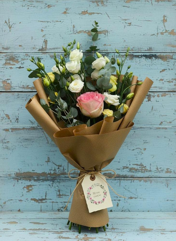 Букет цветов из: Розы и Лизиантусы в Никольском Астраханской области