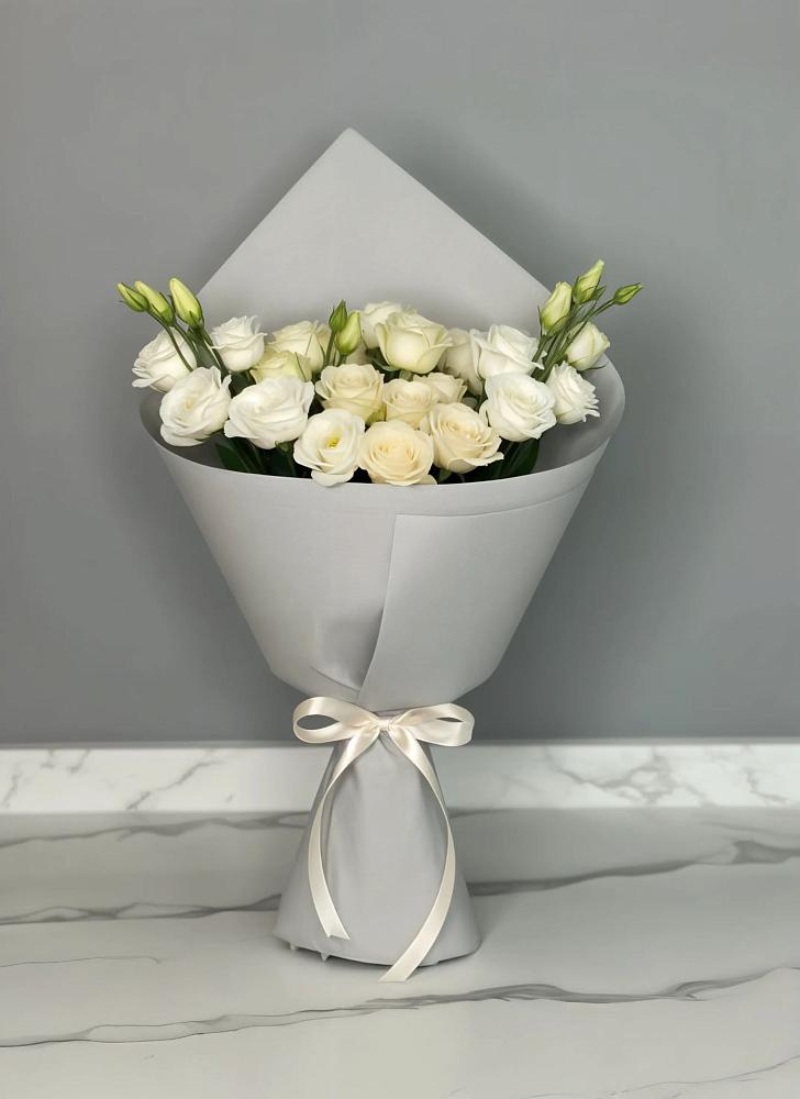 Букет цветов из: Розы и Лизиантусы в Никольском Астраханской области