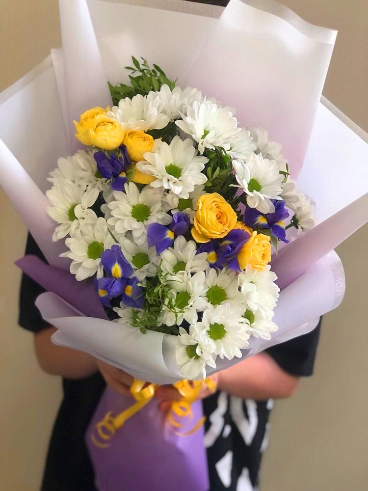 Букет цветов из: Ирисы, Хризантемы и Розы в Никольском Астраханской области