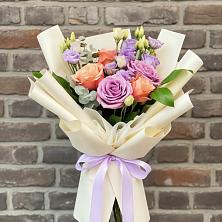 Букет цветов из:  Лизиантусы и Розы в Никольском Астраханской области