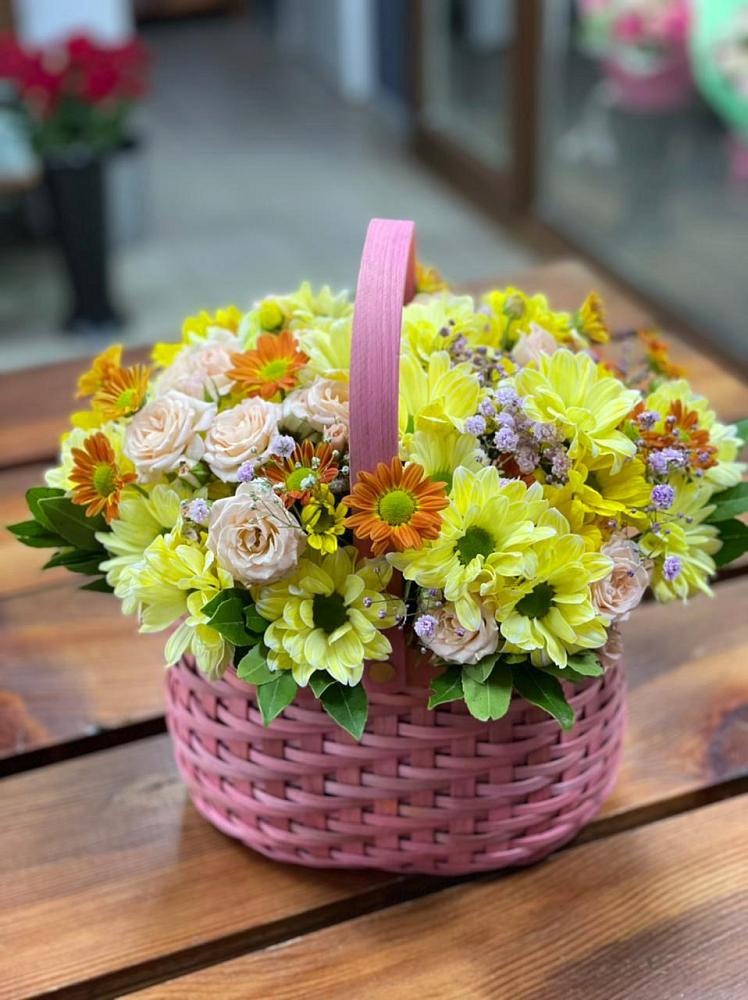 Цветочная композиция из Хризантемы и Розы в корзине в Никольском Астраханской области