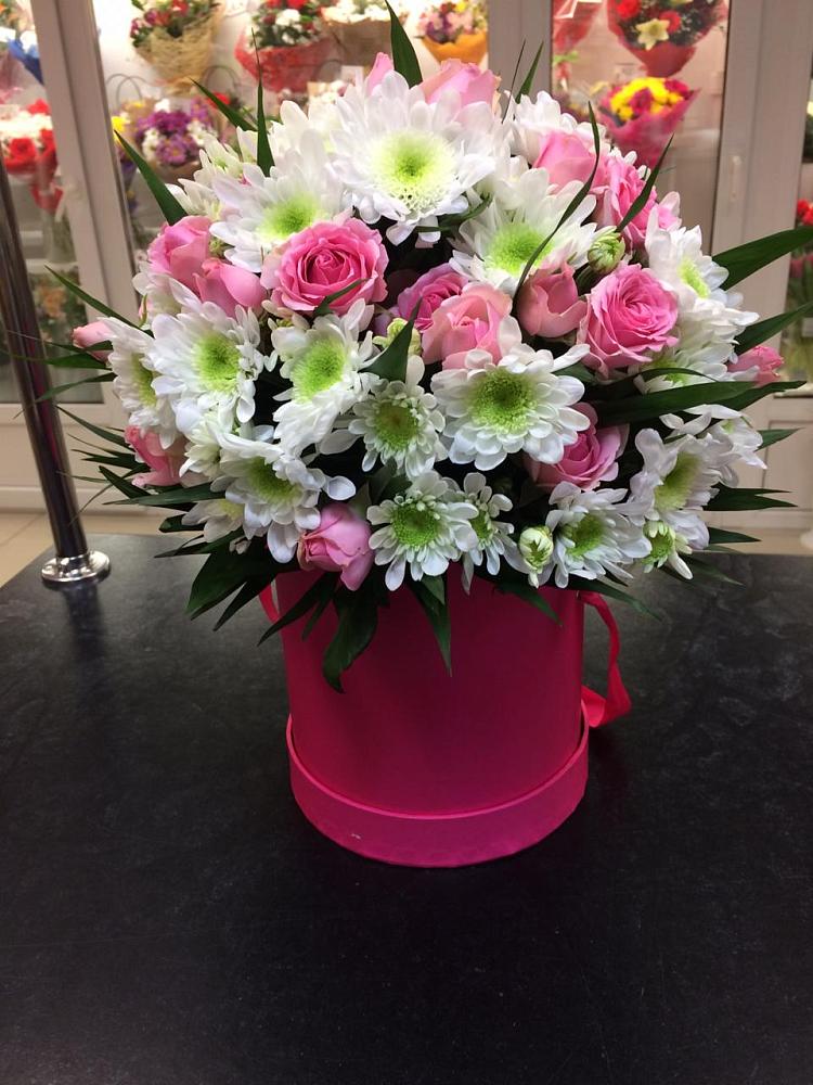 Цветочная композиция из Розы и Хризантемы в шляпной коробке в Никольском Астраханской области