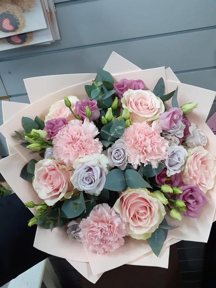 Букет цветов из: Розы, Гвоздики и Лизиантусы в Никольском Астраханской области