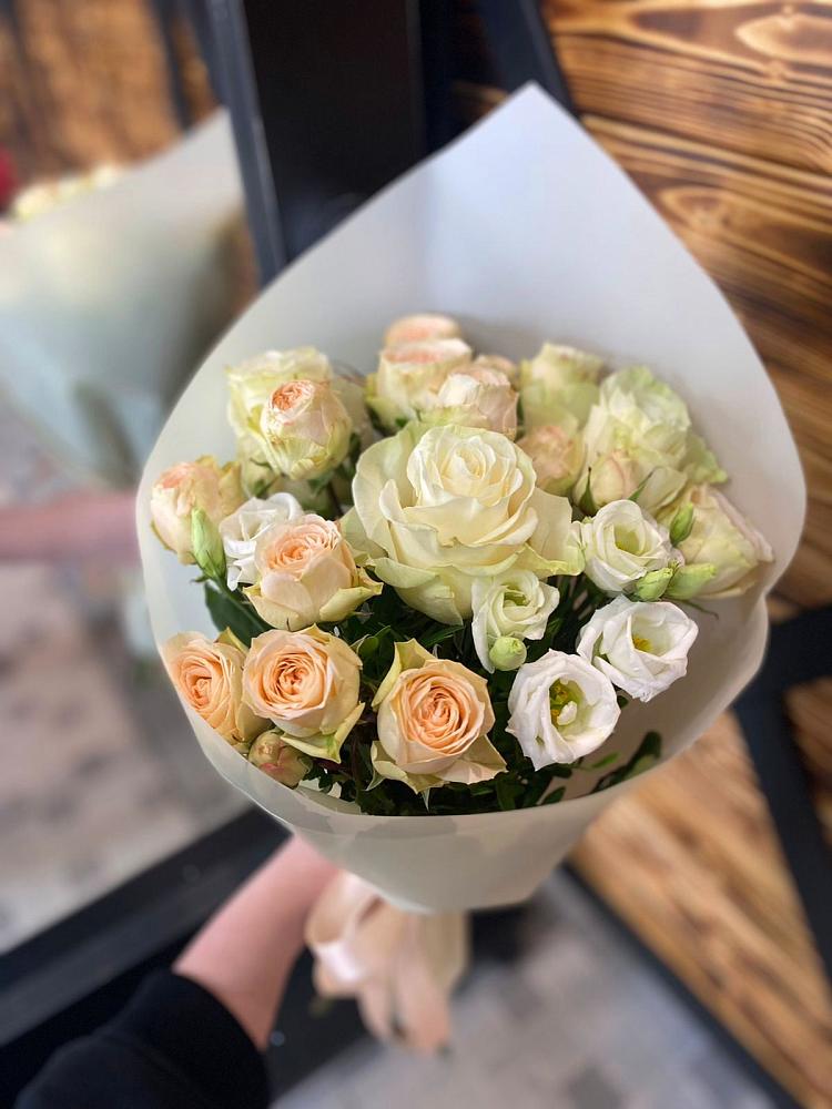 Букет цветов из: Розы и Лизиантусы в Никольском Астраханской области