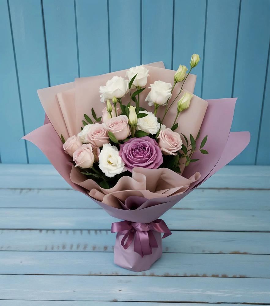 Букет цветов из: Розы и Лизиантусы в Никольском Астраханской области